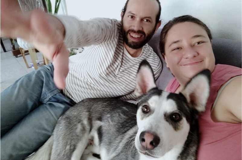 Familia con un perro